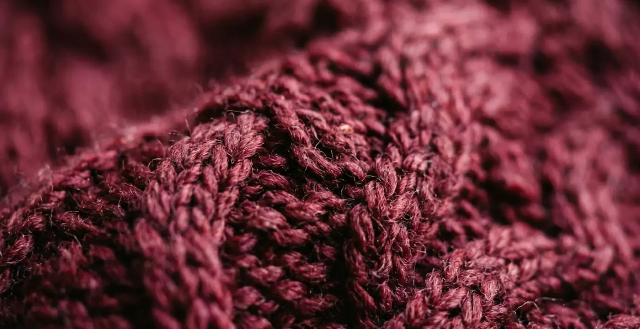 Gros plan sur la texture d'un pull en laine épaisse des années 80 montrant le tissage serré